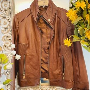 This is a beautiful, comfortable and warm Via Siga leather jacket in size L🌸
